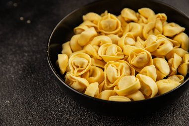Ravioli çiğ makarnası raviolis ile doldurulmuş lezzetli aperatif lezzetli gurme yemek arkaplanı masanın üzerinde rustik üst görünüm fotokopi alanı vejetaryen yemekleri