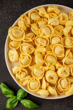Ravioli çiğ makarnası raviolis ile doldurulmuş lezzetli aperatif lezzetli gurme yemek arkaplanı masanın üzerinde rustik üst görünüm fotokopi alanı vejetaryen yemekleri