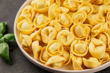 Ravioli çiğ makarnası raviolis ile doldurulmuş lezzetli aperatif lezzetli gurme yemek arkaplanı masanın üzerinde rustik üst görünüm fotokopi alanı vejetaryen yemekleri