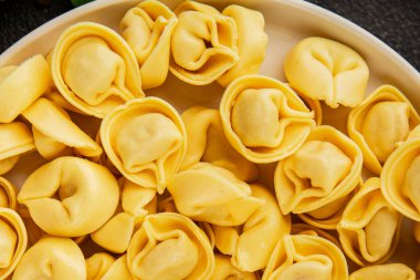 Ravioli çiğ makarnası raviolis ile doldurulmuş lezzetli aperatif lezzetli gurme yemek arkaplanı masanın üzerinde rustik üst görünüm fotokopi alanı vejetaryen yemekleri
