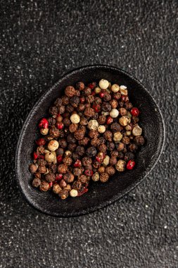 Biberli bezelye çeşnili baharatlar bezelye, beyaz, siyah, yeşil, pembe baharatlar lezzetli çerezler taze lezzetli gurme yemek arka planı masa üzerinde rustik üst görünüm kopyalama alanı