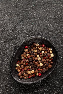 Biberli bezelye çeşnili baharatlar bezelye, beyaz, siyah, yeşil, pembe baharatlar lezzetli çerezler taze lezzetli gurme yemek arka planı masa üzerinde rustik üst görünüm kopyalama alanı