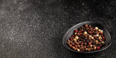 Biberli bezelye çeşnili baharatlar bezelye, beyaz, siyah, yeşil, pembe baharatlar lezzetli çerezler taze lezzetli gurme yemek arka planı masa üzerinde rustik üst görünüm kopyalama alanı