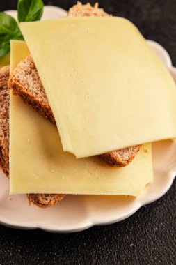 Sandviç, peynir, atıştırmalık taze lezzetli gurme yemek arkaplanı, masanın kırsal kesiminde fotokopi alanı.