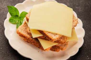 Sandviç, peynir, atıştırmalık taze lezzetli gurme yemek arkaplanı, masanın kırsal kesiminde fotokopi alanı.