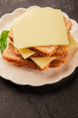 Sandviç, peynir, atıştırmalık taze lezzetli gurme yemek arkaplanı, masanın kırsal kesiminde fotokopi alanı.