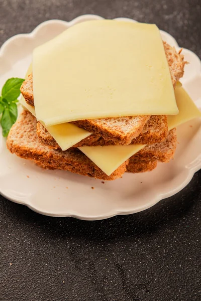 Sandviç, peynir, atıştırmalık taze lezzetli gurme yemek arkaplanı, masanın kırsal kesiminde fotokopi alanı.