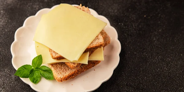 Sandviç, peynir, atıştırmalık taze lezzetli gurme yemek arkaplanı, masanın kırsal kesiminde fotokopi alanı.
