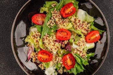 Kinoa salatası domates, yeşil yaprak salatası sebzeler... doğal ürün... lezzetli çerez... lezzetli gurme yemek... masanın üstünde... rustik üst görünüm... fotokopi alanı keto... ve paleo diyet vegan ve vejetaryen yiyecekler.
