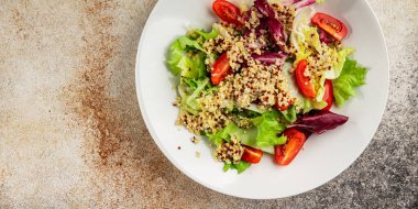 Kinoa salatası domates, yeşil yaprak salatası sebzeler... doğal ürün... lezzetli çerez... lezzetli gurme yemek... masanın üstünde... rustik üst görünüm... fotokopi alanı keto... ve paleo diyet vegan ve vejetaryen yiyecekler.