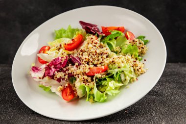 Kinoa salatası domates, yeşil yaprak salatası sebzeler... doğal ürün... lezzetli çerez... lezzetli gurme yemek... masanın üstünde... rustik üst görünüm... fotokopi alanı keto... ve paleo diyet vegan ve vejetaryen yiyecekler.