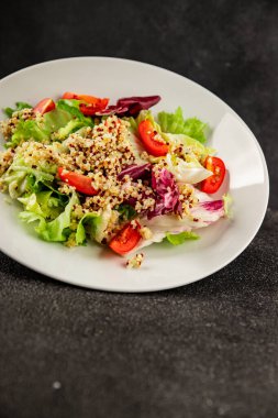 Kinoa salatası domates, yeşil yaprak salatası sebzeler... doğal ürün... lezzetli çerez... lezzetli gurme yemek... masanın üstünde... rustik üst görünüm... fotokopi alanı keto... ve paleo diyet vegan ve vejetaryen yiyecekler.