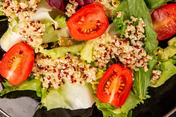 Kinoa salatası domates, yeşil yaprak salatası sebzeler... doğal ürün... lezzetli çerez... lezzetli gurme yemek... masanın üstünde... rustik üst görünüm... fotokopi alanı keto... ve paleo diyet vegan ve vejetaryen yiyecekler.