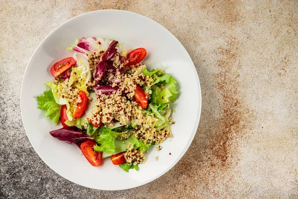 Kinoa salatası domates, yeşil yaprak salatası sebzeler... doğal ürün... lezzetli çerez... lezzetli gurme yemek... masanın üstünde... rustik üst görünüm... fotokopi alanı keto... ve paleo diyet vegan ve vejetaryen yiyecekler.