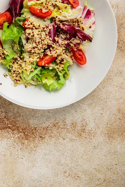 Kinoa salatası domates, yeşil yaprak salatası sebzeler... doğal ürün... lezzetli çerez... lezzetli gurme yemek... masanın üstünde... rustik üst görünüm... fotokopi alanı keto... ve paleo diyet vegan ve vejetaryen yiyecekler.