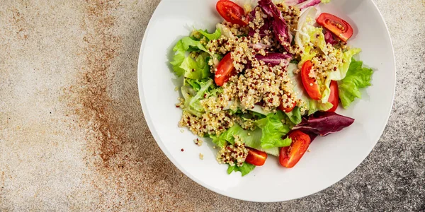 Kinoa salatası domates, yeşil yaprak salatası sebzeler... doğal ürün... lezzetli çerez... lezzetli gurme yemek... masanın üstünde... rustik üst görünüm... fotokopi alanı keto... ve paleo diyet vegan ve vejetaryen yiyecekler.