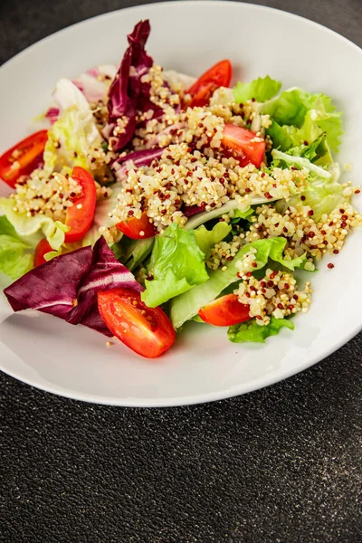 Kinoa salatası domates, yeşil yaprak salatası sebzeler... doğal ürün... lezzetli çerez... lezzetli gurme yemek... masanın üstünde... rustik üst görünüm... fotokopi alanı keto... ve paleo diyet vegan ve vejetaryen yiyecekler.