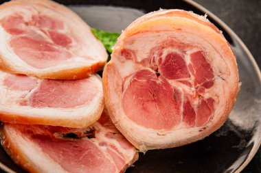 Ciltli jambonneau soslu jambon, domuz budu, kabuklu lezzetli aperatif, lezzetli gurme yemek arkaplanı, masanın kırsal kesiminde.