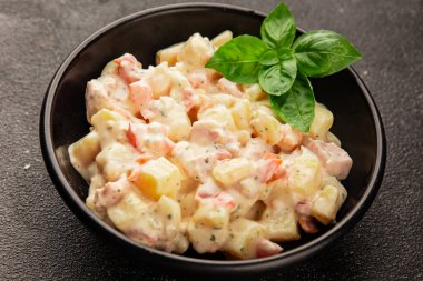 Patates salatası, patates, domates, havuç, mayonez lezzetli atıştırmalık taze gurme yemek arkaplanı masanın kırsal kesiminde fotokopi alanı.