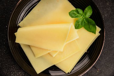 Gouda peyniri sert peyniri dilimliyor. Doğal ürünler. Lezzetli çerezler.