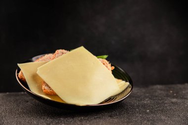 Gouda peyniri sert peyniri dilimliyor. Doğal ürünler. Lezzetli çerezler.