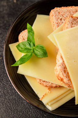 Gouda peyniri sert peyniri dilimliyor. Doğal ürünler. Lezzetli çerezler.