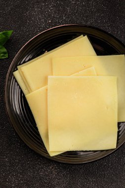 Gouda peyniri sert peyniri dilimliyor. Doğal ürünler. Lezzetli çerezler.