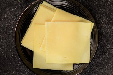 Gouda peyniri sert peyniri dilimliyor. Doğal ürünler. Lezzetli çerezler.