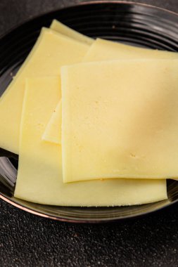 Gouda peyniri sert peyniri dilimliyor. Doğal ürünler. Lezzetli çerezler.