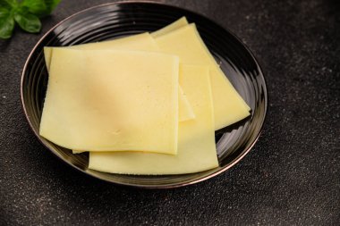 Gouda peyniri sert peyniri dilimliyor. Doğal ürünler. Lezzetli çerezler.