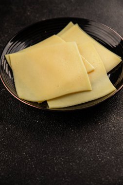 Gouda peyniri sert peyniri dilimliyor. Doğal ürünler. Lezzetli çerezler.