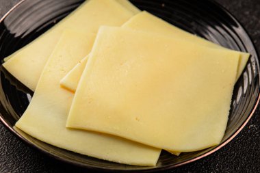 Gouda peyniri sert peyniri dilimliyor. Doğal ürünler. Lezzetli çerezler.