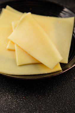 Gouda peyniri sert peyniri dilimliyor. Doğal ürünler. Lezzetli çerezler.