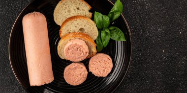 Sosisli sandviç yayılmış domuz eti doğal ürün lezzetli çerez lezzetli gurme yemek arka planı masa rustik üst görünüm fotokopi alanı üzerinde