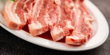 Domuz pastırması dilimlenmiş et dilimleri domuz filetosu domuz filetosu. Doğal ürün büyüklüğü. Lezzetli atıştırmalıklar.