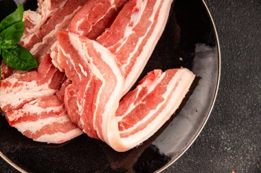 Domuz pastırması dilimlenmiş et dilimleri domuz filetosu domuz filetosu. Doğal ürün büyüklüğü. Lezzetli atıştırmalıklar.