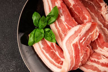 Domuz pastırması dilimlenmiş et dilimleri domuz filetosu domuz filetosu. Doğal ürün büyüklüğü. Lezzetli atıştırmalıklar.