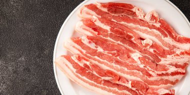 Domuz pastırması dilimlenmiş et dilimleri domuz filetosu domuz filetosu. Doğal ürün büyüklüğü. Lezzetli atıştırmalıklar.