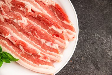 Domuz pastırması dilimlenmiş et dilimleri domuz filetosu domuz filetosu. Doğal ürün büyüklüğü. Lezzetli atıştırmalıklar.