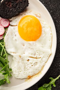 Yumurtalı puding, yumurta, sebze, roka porsiyon doğal ürün çerez lezzetli leziz gurme yemek arka planı masanın kırsal kesiminde fotokopi alanı