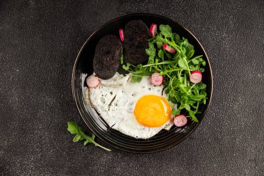 Yumurtalı puding, yumurta, sebze, roka porsiyon doğal ürün çerez lezzetli leziz gurme yemek arka planı masanın kırsal kesiminde fotokopi alanı