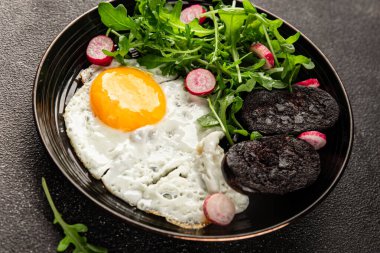 Yumurtalı puding, yumurta, sebze, roka porsiyon doğal ürün çerez lezzetli leziz gurme yemek arka planı masanın kırsal kesiminde fotokopi alanı