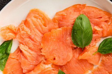 Tütsülenmiş somon balığı balığı porsiyon doğal ürün lezzetli çerez lezzetli gurme yemek arkaplan masa üzerinde rustik üst görünüm fotokopi alanı pesseeter diyet