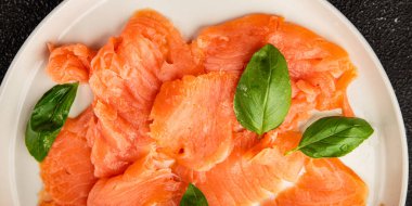 Tütsülenmiş somon balığı balığı porsiyon doğal ürün lezzetli çerez lezzetli gurme yemek arkaplan masa üzerinde rustik üst görünüm fotokopi alanı pesseeter diyet