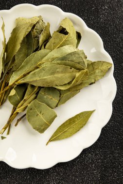 Laurel yaprağı kurutulmuş baharat porsiyonu. Doğal ürün. Lezzetli atıştırmalıklar.