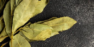 Laurel yaprağı kurutulmuş baharat porsiyonu. Doğal ürün. Lezzetli atıştırmalıklar.