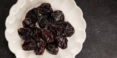 Erikler füme erik porsiyon doğal ürün lezzetli gurme yemek arkaplan masa üzerinde rustik üst görünüm fotokopi alanı keto ve paleo diyet vejetaryen ve vejetaryen gıda