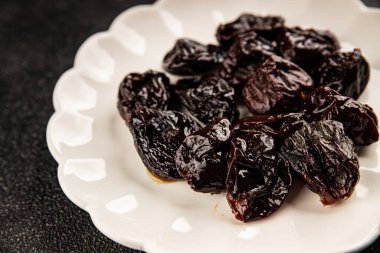 Erikler füme erik porsiyon doğal ürün lezzetli gurme yemek arkaplan masa üzerinde rustik üst görünüm fotokopi alanı keto ve paleo diyet vejetaryen ve vejetaryen gıda