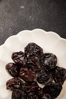 Erikler füme erik porsiyon doğal ürün lezzetli gurme yemek arkaplan masa üzerinde rustik üst görünüm fotokopi alanı keto ve paleo diyet vejetaryen ve vejetaryen gıda