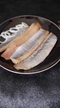 Ringa fileto balığı taze deniz ürünleri porsiyon doğal ürün lezzetli çerez lezzetli gurme yemek arkaplan masa üzerinde rustik üst görünüm fotokopi alanı pesseeter diyet